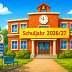 arbenfrohe Illustration eines roten Schulgebäudes bei sonnigem Wetter. Über dem Eingang hängt ein gelbes Banner mit der Aufschrift „Schuljahr 2026/27“. Vor der Schule steht eine Bushaltestelle mit dem Hinweis „Pendelbus zum Yahoo“ und einem abgebildeten K